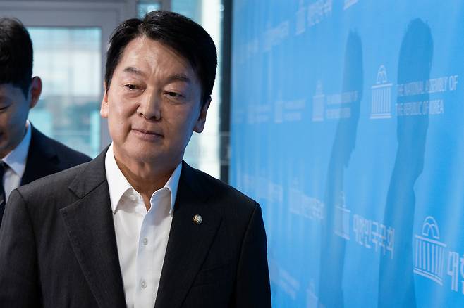 국민의힘 안철수 혁신위원장이 7일 서울 여의도 국회 소통관에서 기자회견을 열고 혁신위원장 사퇴 및 전당대회 출마를 밝힌 후 기자회견장을 나서고 있다. 뉴스1