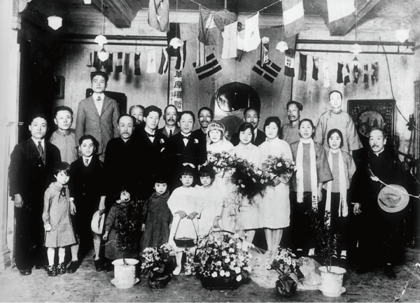 1924년 중국 상하이에서 열린 엄항섭 선생과 연미당 선생의 결혼식. 신랑·신부 옆으로 임시정부 관계자들이 함께했다. 엄항섭 선생의 부인 연미당 선생은 의열단 단원으로 항일운동에 참여했다. 국사편찬위원회 제공