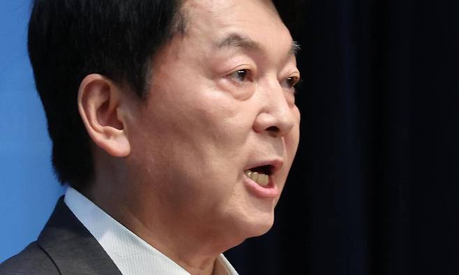 국민의힘 혁신위원장을 맡은 안철수 의원이 7일 서울 여의도 국회 소통관에서 위원장을 사퇴하고 전당대회 출마 의사를 밝히는 기자회견을 하고 있다. 연합뉴스