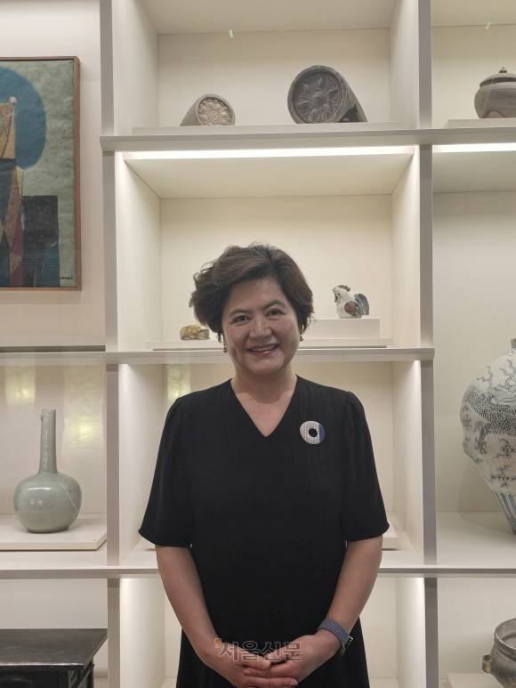 이현주 국립중앙박물관 홍보전문경력관이 박물관 내 좋아하는 공간 중 하나인 기증관에서 박물관 이야기를 하며 활짝 웃고 있다.