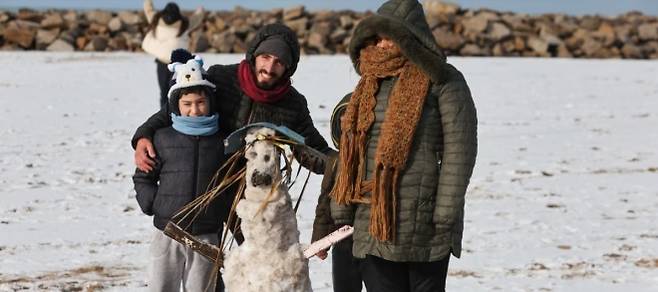 눈이 내린 바닷가로 놀러 나온 현지 일가족. 클라린