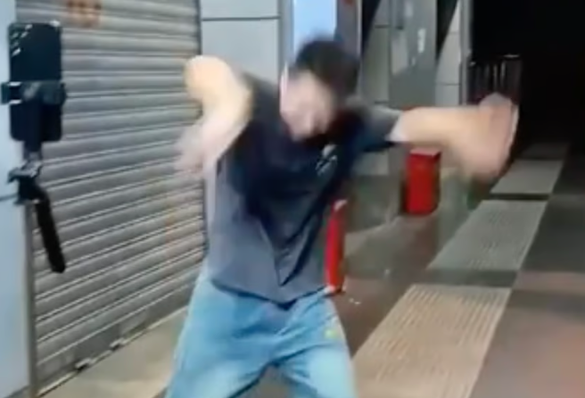 중국의 한 남성이 아내와 어린 딸이 모두 암 진단을 받은 뒤 치료비를 마련하기 위해 매일 밤 라이브 방송에서 춤을 추며 시청자들의 후원을 받고 있다는 사연이 전해져 눈길을 끌고 있다. 바이두 캡처