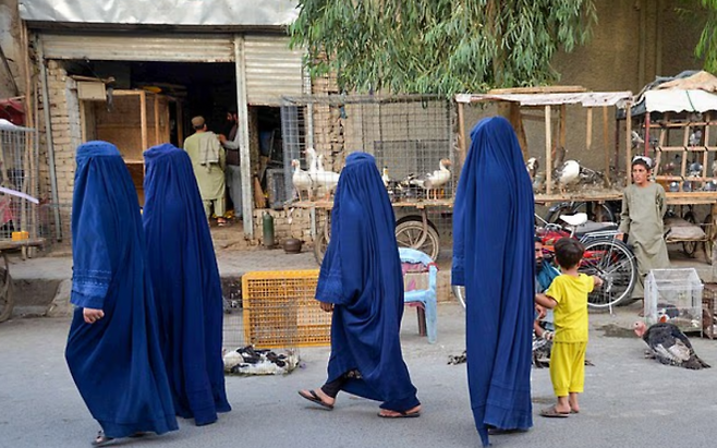 부르카를 입고 거리를 걷고 있는 아프가니스탄 여성들. AFP 연합뉴스