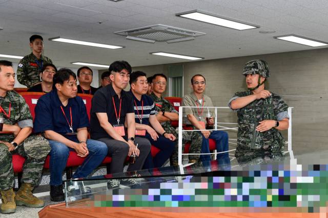 지난 2일 해병대 2사단 관계자가 애기봉 관측소(OP)를 방문한 국방부 출입기자들에게 작전 지형을 설명하고 있다. 사진 제공=해병대사령부