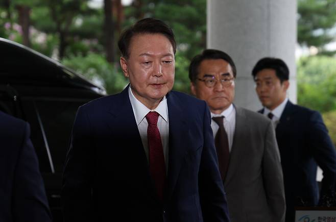 윤석열 전 대통령이 7월5일 내란 특검의 2차 조사를 받기 위해 조은석 특별검사팀 사무실이 있는 서울 서초구 서울고검에 출석하고 있다. ⓒ 연합뉴스