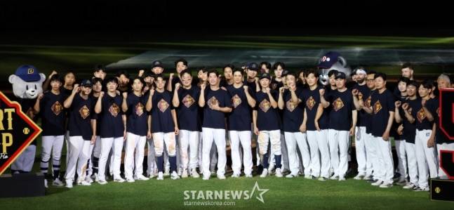 두산 베어스 선수들이 6일 서울 잠실구장에서 열린 김재호 은퇴식에서 단체 촬영에 임하고 있다. /사진=강영조 선임기자