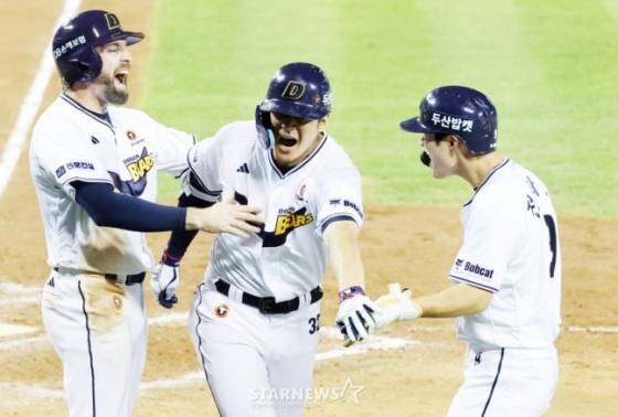 두산 5번타자 김재환이 6일 잠실구장에서 2025KBO리그 두산베어스와 KT위즈 경기 8회말 무사 1,2루에서 역전 스리런홈런을 터트린 후 환호하며 홈인하고 있다. /사진=강영조 선임기자