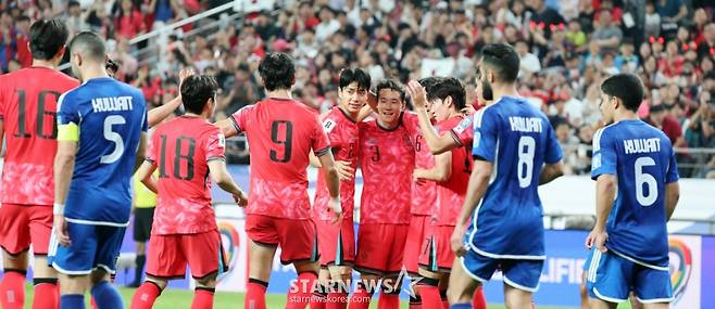 전진우(가운데)가 10일 서울월드컵경기장에서 북중미월드컵 최종예선 마지막 경기인 쿠웨이트전이 열리는 가운데 전반전 선제골을 성공시킨 후 동료들고 자축하고 있다. 이 골은 다만 상대 수비수 자책골로 정정됐다. /사진=강영조 선임기자