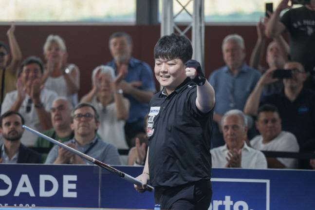 조명우가 6일 포르투 3쿠션 월드컵에서 득점 후 기뻐하고 있다. /사진=SOOP 제공