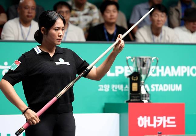 스롱이 결승전에서 샷 전략을 구상하고 있다. /사진=PBA 투어 제공