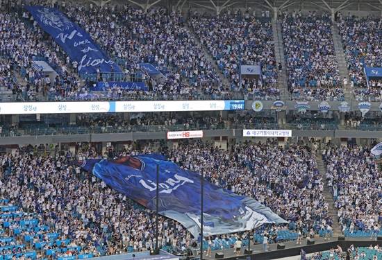 지난 6일 대구 삼성라이온즈파크에서 열린 2025 신한 SOL Bank KBO리그 LG 트윈스와 삼성 라이온즈 간의 맞대결, 관중석을 가득 채운 삼성팬들이 응원을 보내고 있다. 삼성 라이온즈