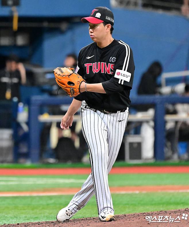 지난달 8일 오후 서울 구로구 고척스카이돔에서 열린 '2025 신한 SOL Bank KBO리그' LG 트윈스와 키움 히어로즈의 경기, 9회말 LG 유영찬이 공을 힘차게 던지고 있다. 엑스포츠뉴스 DB