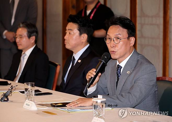 고위당정협의회, 인사말하는 김민석 총리 (서울=연합뉴스) 이정훈 기자 = 김민석 국무총리가 6일 서울 종로구 삼청동 총리공관에서 열린 고위당정협의회에서 인사말을 하고 있다. 2025.7.6 uwg806@yna.co.kr