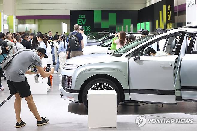 'EV 트렌드 코리아' (서울=연합뉴스) 강민지 기자 = 3일 서울 강남구 코엑스에서 열린 전기차 혁신 기술 전시회 'EV 트렌드 코리아 2025'에서 외국인 참관객들이 차량을 살펴보고 있다. 2025.6.3 mjkang@yna.co.kr