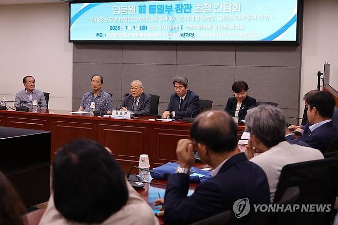 '이재명 정부 대북정책 방향' 강연하는 임동원 전 통일장관 (서울=연합뉴스) 김주성 기자 = 임동원 전 통일부 장관(전 국가정보원장)이 7일 서울 여의도 국회 의원회관에서 '김대중 노무현 문재인 정부의 대북정책에서 본 이재명 정부의 올바른 대북정책 방향'을 주제로 열린 간담회에서 강연하고 있다. 2025.7.7 utzza@yna.co.kr