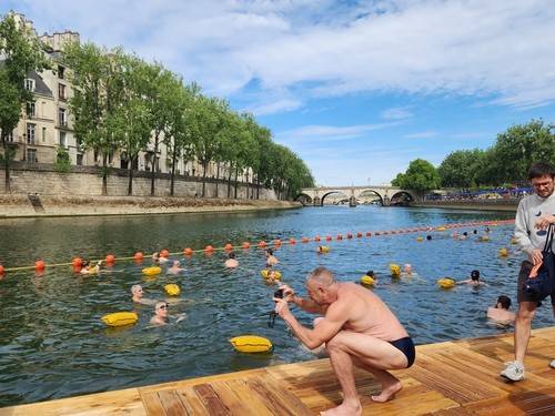 100년 만에 일반인에 수영 허용된 센강 (파리=연합뉴스) 송진원 특파원 = 프랑스 파리 센강 마리 수로에 5일(현지시간) 문을 연 수영장. 2025.07.05. san@yna.co.kr
