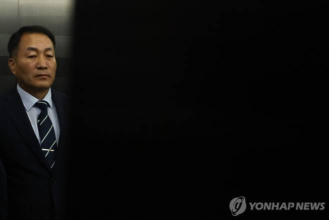 김계환 전 해병대사령관, 순직해병특검 출석 (서울=연합뉴스) 윤동진 기자 = 김계환 전 해병대사령관이 채상병 사건 수사방해 의혹과 관련 조사를 받기 위해 7일 서울 서초구 순직해병특검 사무실로 향하고 있다. 2025.7.7 mon@yna.co.kr