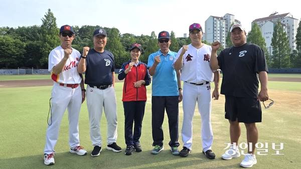 (왼쪽부터)박효철 베트남 야구대표팀 감독, 맹일혁 백마초 야구부 감독, 루옌티홍 베트남야구소프트볼연맹 사무총장, 쩐득프안 베트남야구소프트볼연맹 회장, 손동욱 금릉중 야구부 감독, 이동진 의왕부곡초 야구부 감독. 2025.7.5 /황성규기자 homerun@kyeongin.com