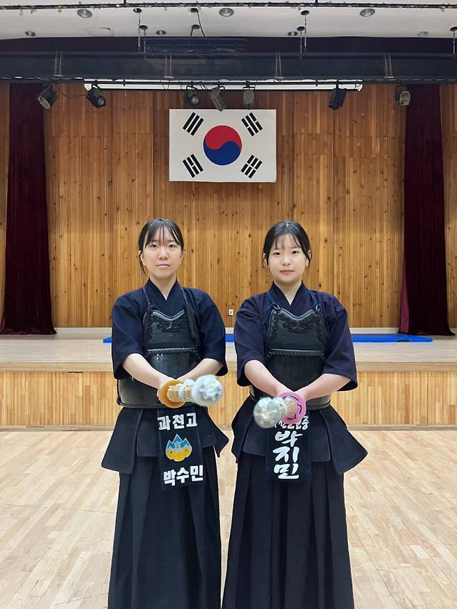 7일 과천고체육관에서 박수민(사진 왼쪽)과 박지민이 포즈를 취하고 있다. 사진=과천고등학교