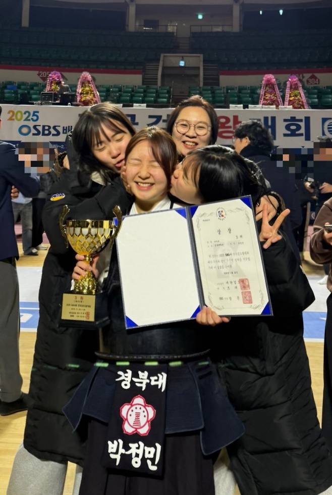 지난 2월 SBS배 대회서 3위를 기록한 맏언니 박정민(가운데)을 박수민·박지민 자매가 축하해주고 있다. 사진=과천고등학교