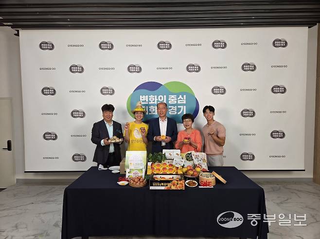 경기도농수산진흥원의 '마켓경기 라이브커머스'가 8일 경기도청 1층 스튜디오에서 열렸다. 방송이 진행되기 전 최창수 도농수산진흥원 원장(가운데)과 판매자, 쇼호스트가 기념 촬영을 하고 있다. 이명호기자