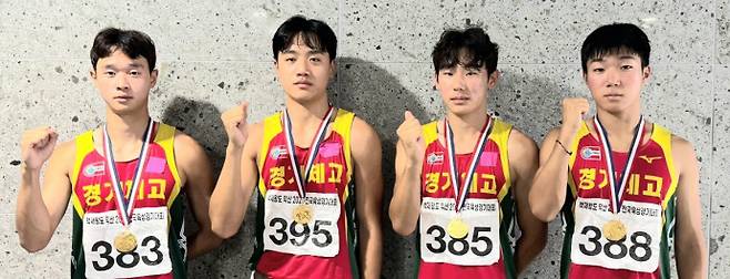 8일 전북 익산종합운동장서 열린 백제왕도 익산 2025 전국육상경기대회 남자고등부 400m 계주 경기서 우승한 경기체고 김도혁(사진 왼쪽부터), 이민준, 마현서, 박찬영이 기념촬영을 하고 있다. 사진=경기체육고등학교