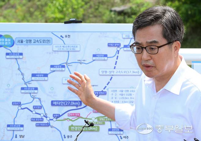 김동연 경기도지사가 8일 오후 양평군 서울-양평 고속도로 원안 종점부 현장에서 "빠른 시일 내에 원안대로 사업이 진행될 수 있도록 노력하겠다"는 뜻을 밝히고 있다. 임채운기자