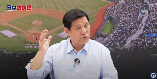 허구연 KBO 총재가 7일 KBO 유튜브 채널 라이브 방송에 출연해 본인의 생각을 밝히고 있다. /유튜브 갈무리