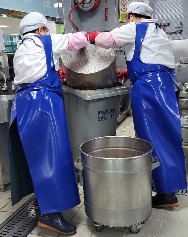 창원지역 한 중·고등학교 급식소에서 조리실무사가 직접 촬영한 사진. 급식이 끝난 뒤, 조리실무사가 잔반을 분리·처리하고 있다. 급식 노동은 배식이 끝난 뒤에도 끝나지 않는다. /학비노조 경남지부