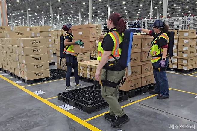 선정 농가에 무상 대여될 웨어러블 로봇.