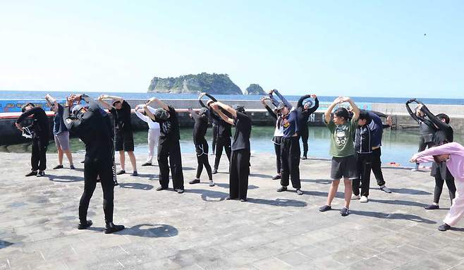 8일 오전 서귀포시 법환포구 옆 해녀체험센터에서 열린 해군(SSU)-해녀와 함께하는 착의영 생존수영교육 현장. ⓒ제주의소리