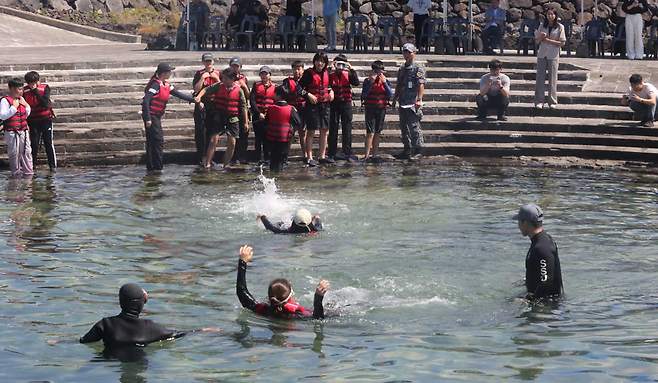 8일 오전 서귀포시 법환포구 옆 해녀체험센터에서 열린 해군(SSU)-해녀와 함께하는 착의영 생존수영교육 현장. ⓒ제주의소리