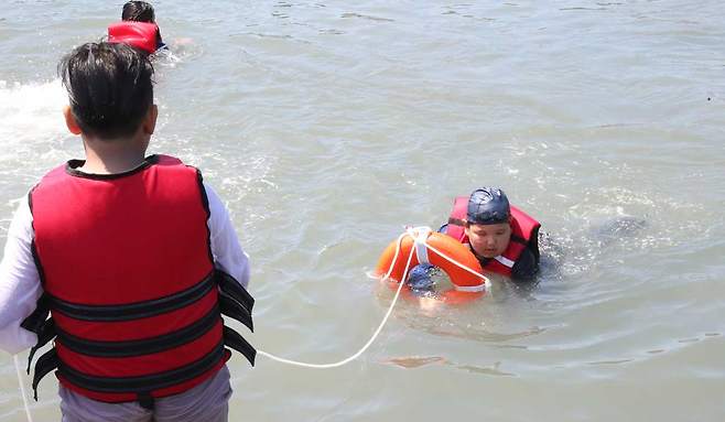 8일 오전 서귀포시 법환포구 옆 해녀체험센터에서 열린 해군(SSU)-해녀와 함께하는 착의영 생존수영교육 현장. ⓒ제주의소리