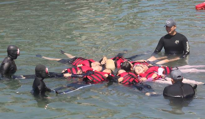 8일 오전 서귀포시 법환포구 옆 해녀체험센터에서 열린 해군(SSU)-해녀와 함께하는 착의영 생존수영교육 현장. ⓒ제주의소리