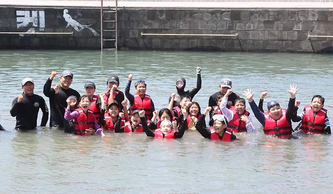 8일 오전 서귀포시 법환포구 옆 해녀체험센터에서 열린 해군(SSU)-해녀와 함께하는 착의영 생존수영교육 현장. ⓒ제주의소리