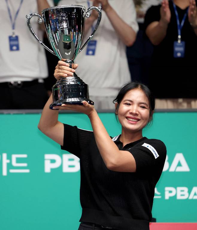 1년 5개월 만에 프로당구 LPBA 우승을 차지한 스롱 피아비가 트로피를 들고 기뻐하고 있다. 사진=PBA