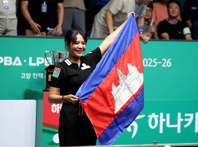 캄보디아 국기를 들고 기뻐하는 스롱 피아비. 사진=PBA