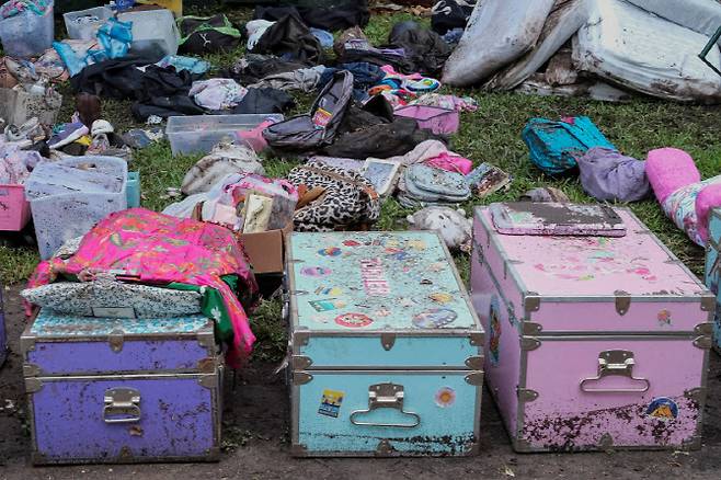 7일 미스틱 캠프 앞에 놓인 어린이 물품들. (사진=REUTERS/Marco Bello)