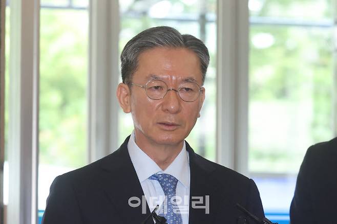 정성호 법무부 장관 후보자가 지난 1일 서울 종로구 적선동에 마련된 인사청문회 준비 사무실로 출근하면서 취재진 질문에 답하고 있다. (사진=이데일리 이영훈 기자)