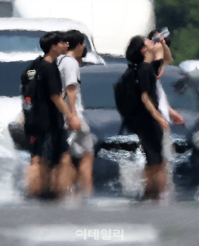 전국적으로 폭염 경보가 발효 중인 8일 서울 여의도 여의대로에 아지랑이가 피어오르고 있다. (사진= 방인권 기자)