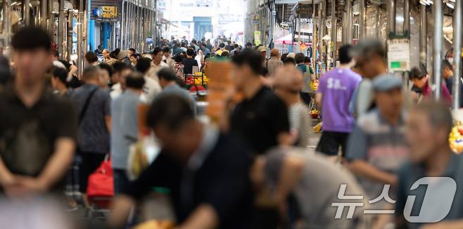6일 서울시내의 한 전통시장이 북적이고 있다. 2025.7.6/뉴스1 ⓒ News1 이승배 기자