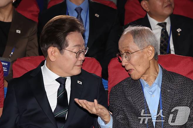 이재명 더불어민주당 대선 후보가 지난 4월 30일 오후 서울 여의도 국회 의원회관에서 열린 제21대 대통령선거 중앙선거대책위원회 출범식에서 윤여준 상임 총괄선대위원장과 대화하고 있다. 2025.4.30/뉴스1 ⓒ News1 이재명 기자