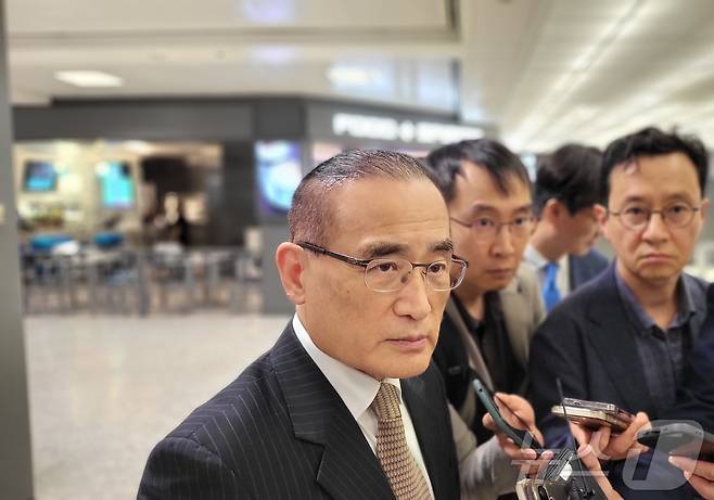 위성락 대통령실 국가안보실장이 6일(현지시간) 워싱턴DC 인근 덜레스 국제공항을 통해 입국하며 한국 특파원단과 만나 인터뷰하고 있다. ⓒ News1 류정민 특파원