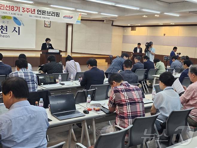 김경희 이천시장이 8일 시청 소통큰마당에서 민선8기 3주년 언론브리핑을 갖고 첨단산업도시, 모두가 행복한 복지도시 등 8대 시정 방향과 시의 비전을 설명하고 있다. ⓒ News1 김평석 기자