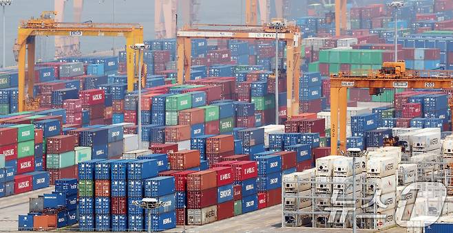 8일 경기 평택시 포승읍 평택항에 수출용 컨테이너들이 세워져 있는 모습. 2025.7.8/뉴스1 ⓒ News1 김영운 기자