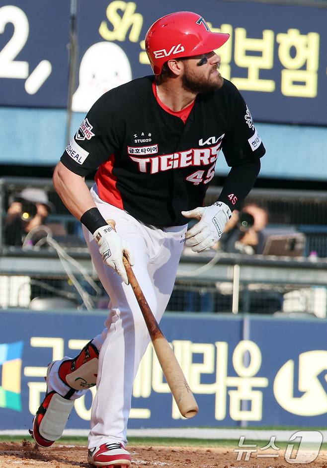 20일 오후 서울 송파구 잠실야구장에서 열린 '2025 신한 SOL뱅크 KBO 리그' 기아 타이거즈와 두산 베어스의 경기에서 9회초 기아 공격 1사 2루 상황, 위즈덤이 1타점 2루타를 치고 진루하고 있다. 2025.4.20/뉴스1 ⓒ News1 김명섭 기자
