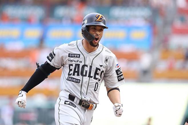 한화 리베라토가 인천SSG랜더스필드에서 열린 2025 KBO리그 정규시즌 SSG전 6회초 홈런을 치고 환호하고 있다. 사진 | 한화 이글스