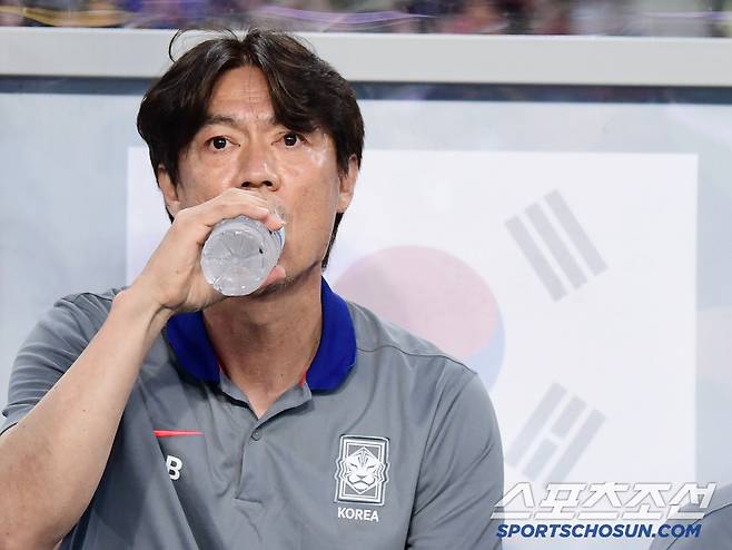 7일 축구대표팀이 용인미르스타디움에서 동아시안컵 중국과 첫 경기를 펼쳤다. 경기를 준비하는 홍명보 감독. 용인=송정헌 기자songs@sportschosun.com/2025.07.07/