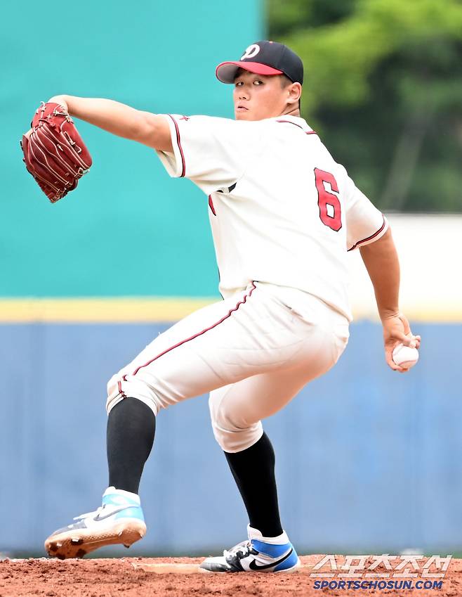 4일 서울 목동구장에서 열린 제80회 청룡기 고교야구선수권 대회 및 주말리그 왕중왕전 경기고와 덕수고의 경기, 덕수고 엄준상이 역투하고 있다. 목동=허상욱 기자wook@sportschosun.com/2025.07.04/