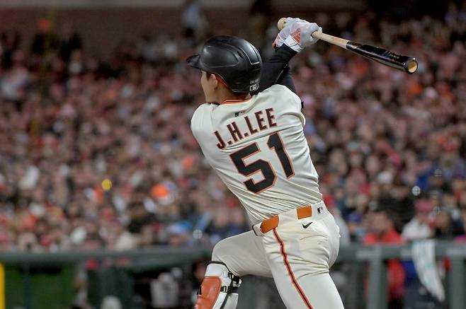Jul 7, 2025; San Francisco, California, USA; San Francisco Giants outfielder Jung Hoo Lee (51) hits an RBI single against the Philadelphia Phillies during the eighth inning at Oracle Park. Mandatory Credit: Ed Szczepanski-Imagn Images연합뉴스